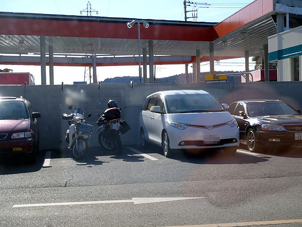 シンさんは車で登場